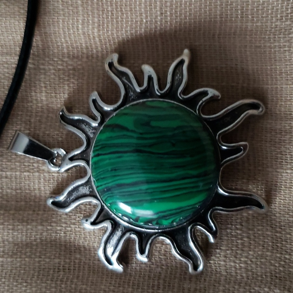 Malachite Natural Stone Pendant Necklace. NWT